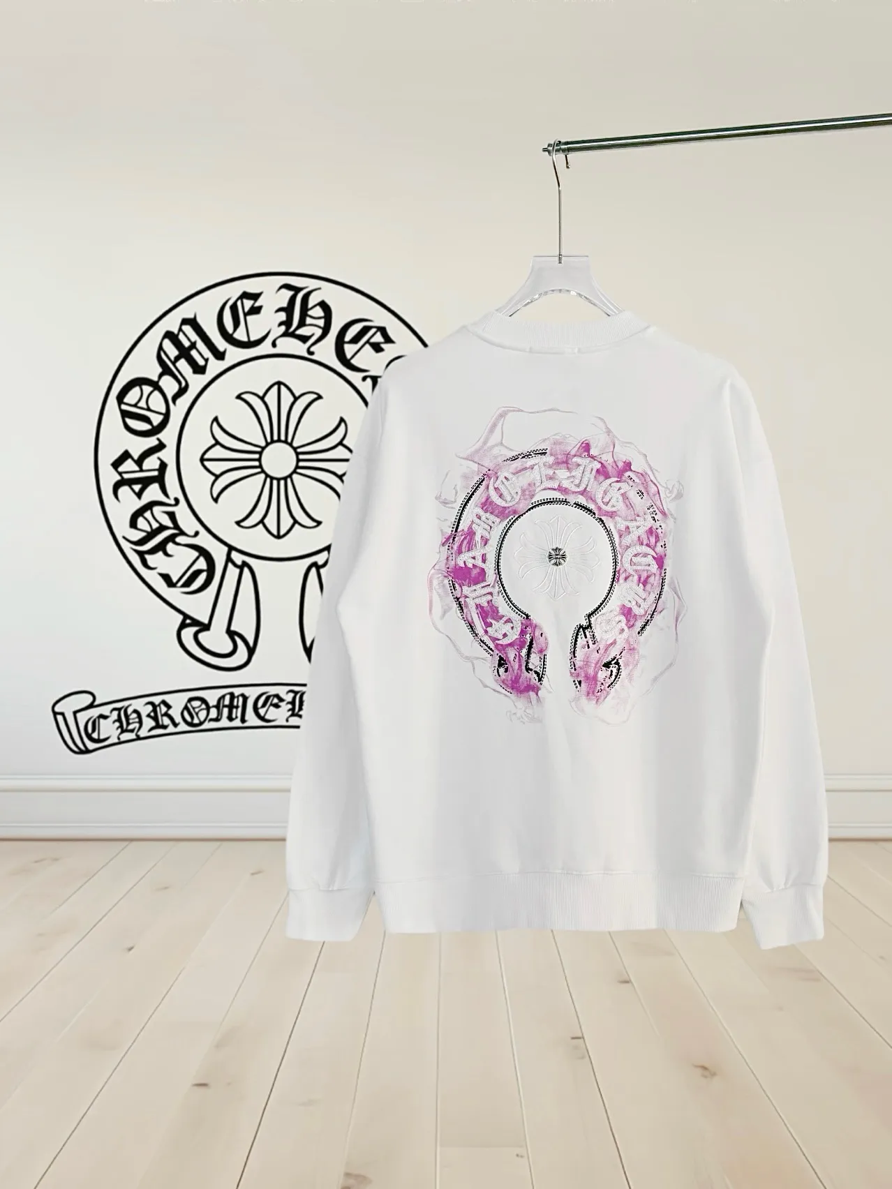 P250 [High Quality] Chrome Hearts Embroidered Horseshoe Rivets🪡+Watermark Letters‼ ️Round neck sweatshirt *Customized 420g terry cotton fabric, soft, skin-friendly and comfortable *Embroidery process: front horseshoe print + rivet embroidery *A very simple and elegant classic continuation. It is unparalleled in terms of upper body comfort, interpreting your luxury and taste, and creating your fashion style and charm. Three complete standards. Same style for men and women. 𝐂𝐎𝐋𝐎𝐔𝐑: Black/White 𝐒𝐈𝐙𝐄: S-XL
